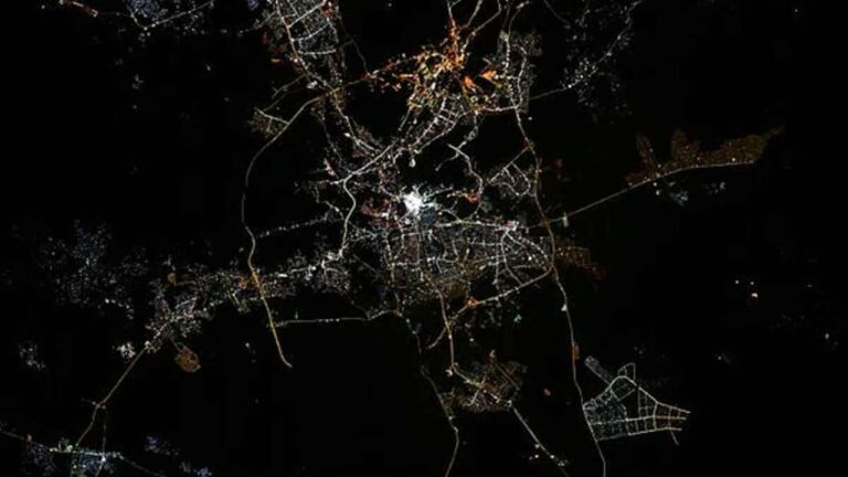 মহাকাশ থেকে তোলা ছবিতে ধরা পড়ল কাবাঘরের জ্যোতি